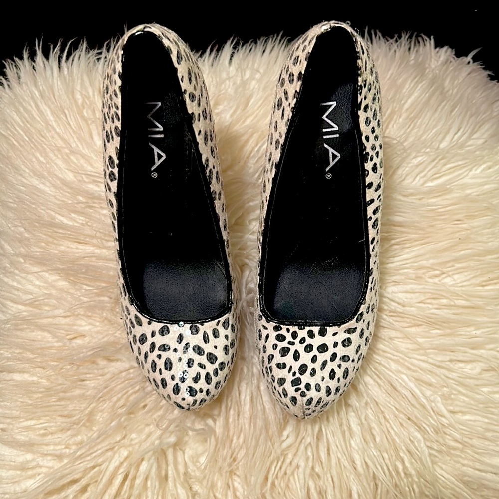 Mia brand sequins embellished black & white polka dot platform heels. Size 8 - Picture 2 of 7